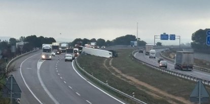 Accident d'un camió a l'AP-2 a Albatàrrec / Amado Forrolla
