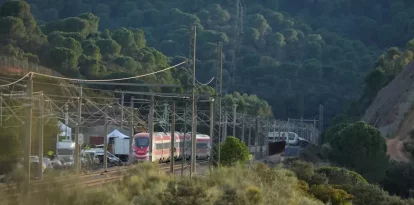 A l’esquerra, el tren Iryo sinistrat a Adamuz, i al fons a la dreta, les restes de l’Alvia.