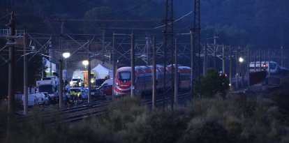 Zona del accidente ferroviario con los convoyes de trenes siniestrados donde continúan los trabajos de recuperación de los mismos.