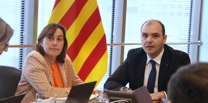 La consellera de Territori, Sílvia Paneque, i el conseller de Presidència, Albert Dalmau, durant la reunió.