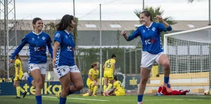 Les jugadores de l’AEM celebren el gol de María Lara, mentre algunes rivals, al fons, es lamenten. - PAU PASCUAL