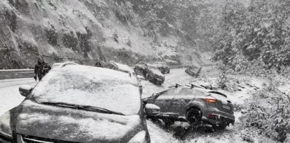 Quaranta vehicles van quedar atrapats a la C-462 entre Navès i Sant Llorenç de Morunys, quatre van sortir de la calçada. - INGRID SEGURA