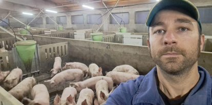 Ramon Gatnau, a la seua granja de Vilanova de l’Aguda, on engreixa 6.000 porcs.