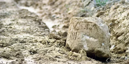 Aquest altre mil·liari va ser trobat al costat del camí entre Almacelles i Esplús el 2000. - SEGRE