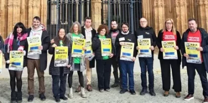 Representants dels sindicats que han convocat la vaga de demà, ahir a la Seu Vella. - SCD