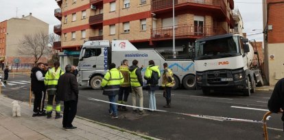 Els treballs per extreure el vehicle de la rasa. - J.GÓMEZ