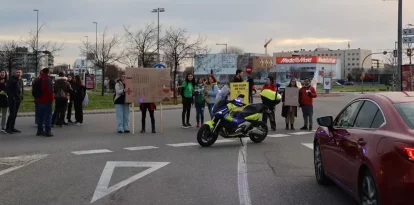 Delegats sindicals tallant el trànsit a la rotonda de l’Ll-11 amb Miquel Batllori. - AMADO FORROLLA
