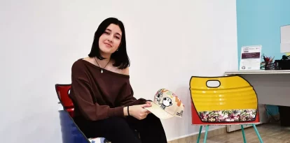 Júlia Horcas, a la seu d’Afanoc a Lleida, amb una gorra de l’edició d’aquest any del ‘Posa’t la gorra’. - AMADO FORROLLA