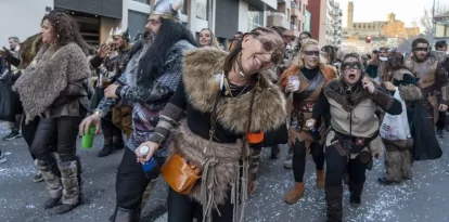 La previsió d’una meteorologia adversa no va aigualir l’alegria i les ganes de Carnaval dels lleidatans. - PAU PASCUAL PRAT