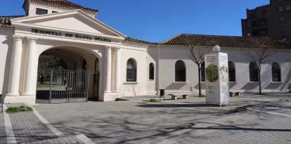 L’edifici a reformar, anomenat Magnòlia, es troba a la dreta de l’arc d’accés per Rovira Roure. - AMADO FORROLLA