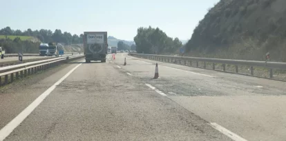 El carril dret de l’A-2 estava ahir tancat al trànsit entre Cervera i la Panadella. - JOAN GÓMEZ