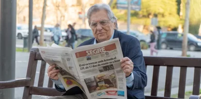 L’exalcalde lleidatà Antoni Siurana llegeix un SEGRE d’ahir amb la informació sobre la desclassificació dels ‘papers del cop’. - PAU PASCUAL PRAT