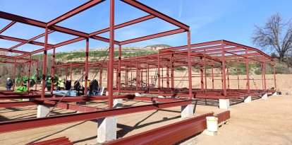 El equipamiento está situado en el polígon Creu del Batlle, cerca de la partida de la Caparrella.