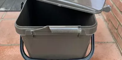 Un cub que s’utilitza per al porta a porta trencat pels vàndals. - AVV CIUTAT JARDÍ