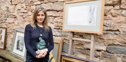 Angélica Guevara al costat d’una peça inèdita de Subirachs. - JORDI BONILLA