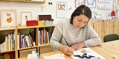 La il·lustradora Ruseta Sá, en ple procés creatiu al seu estudi.
