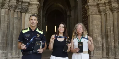 Josep Mallada, Cristina Morón i Pilar Bosch mostren les ulleres homologades i el fullet informatiu. - AMADO FORROLLA