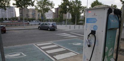 Imatge del punt de recàrrega per a vehicles elèctrics al carrer Jaume II.