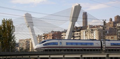 Un tren AVE sortint de Lleida, a l’altura del pont de Príncep de Viana.