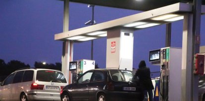 Conductors es proveeixen en una gasolinera del polígon industrial El Segre de Lleida, en una imatge d’arxiu.