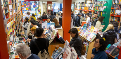 La llibreria Caselles, en ple Eix Comercial de Lleida, a vessar ahir a la tarda amb clients a la recerca ja del seu llibre de Sant Jordi.