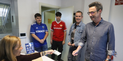 Un grup d’aficionats, ahir a les oficines del Lleida.