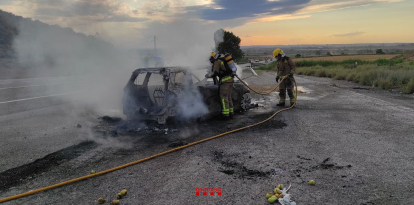 Un turisme es va cremar a l’N-240 a Lleida.