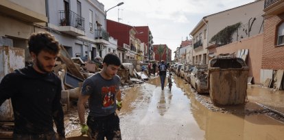 Vecinos de La Torre limpian las calles y sus viviendas, este viernes.