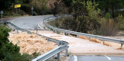 El riu Algars salta sobre la carretera T-3341 d'Horta de Sant Joan a Arenys de Lledó