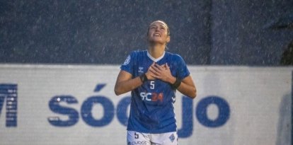 Palacios, natural de Paiporta, celebró el 2-0 ante el Atlètic de Madrid B de forma emotiva.