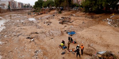 Diversos grups de rescat busquen desapareguts a la llera del barranc del Poio a Paiporta