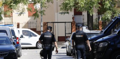 Agents de la Policia Nacional durant una operació.