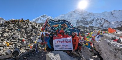 Albert Cogul, acompanyat dels seus dos fills, Àngel i Daniel, al Camp Base de l'Everest, a 5.364 m d'altura.