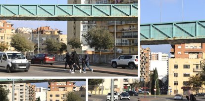 Jóvenes cruzando la carretera a pie en vez de usar el paso elevado.