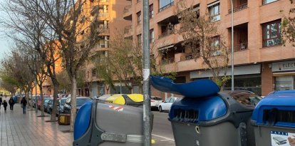 Un contenidor tombat pel vent aquest dimecres a la ciutat de Lleida.