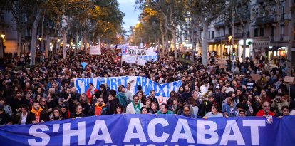 Capçalera de la manifestació a favor d'un habitatge digne 'S'ha acabat. Abaixem els lloguers' a Barcelona