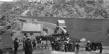 A la imatge superior, un moment de la visita del rei Alfons XIII a l’estany Gento, el juliol del 1924, font de la primera central hidroelèctrica de Catalunya a Capdella