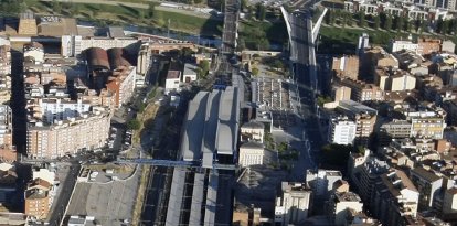 Una vista aèria de l'estació de tren de Lleida i el seu entorn.