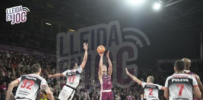 Edo Muric llança a cistella en una acció del partit contra el Granada.