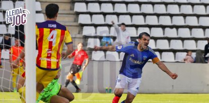 Una acció del partit del Lleida aquest diumenge.