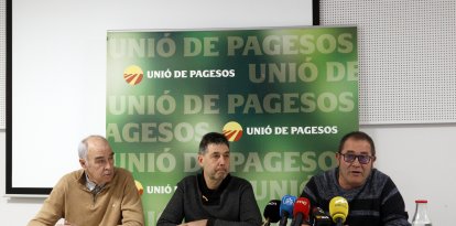 Imatge de la roda de premsa de la Unió de Pagesos a Lleida amb Josep M. Cortasa, membre de la sectorial de porcí; Rossend Saltiveri, responsable del sector porcí, i Jordi Armengol, responsable de sectors ramaders.