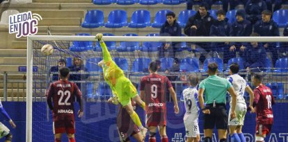 Una acció del partit del Lleida aquest dissabte.