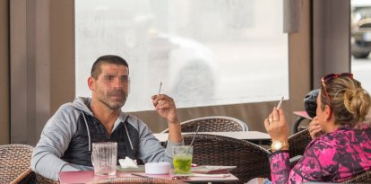 Dos persones fumant a la terrassa d'un bar a Lleida.