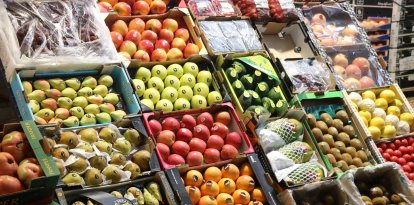 Caixes de fruites i verdures exposades a Mercabarna.