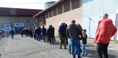 Cues a primera hora per entrar a la fira.