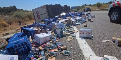 Bolca un camió carregat de cerveses a l'AP-2 a L'Albi