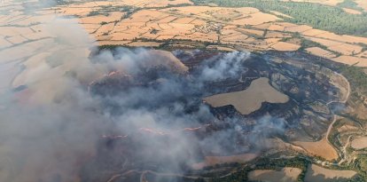 Vista aèria de l'incendi a Puigcercós aquest dilluns.