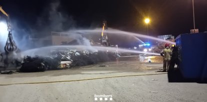 Els Bombers, treballant aquesta matinada en l'incendi en una planta de reciclatge de Lleida.