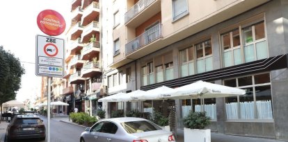 Un vehicle entrant a la ZBE a través del carrer Sant Martí ahir al matí. - MAGDALENA ALTISENT