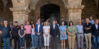 El president de la Generalitat, Salvador Illa, la consellera d'Interior, Núria Parlon, i altres autoritats durant el minut de silenci en record de les dues persones que han perdut la vida a l'incendi de Torrefeta